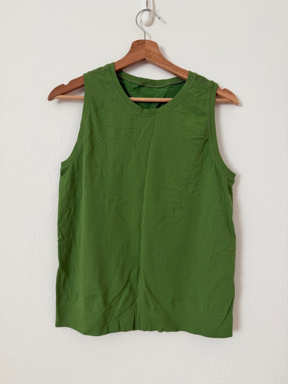 Athleta In Motion Sleeveless Tank Top Size S Green Workout Hiking Gym Running
